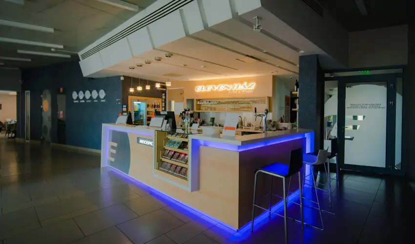 Eleven Business & Sport Hotel J�sz�roksz�ll�s - Valentin napi akci� reggelis ell�t�ssal (1 �jt�l)