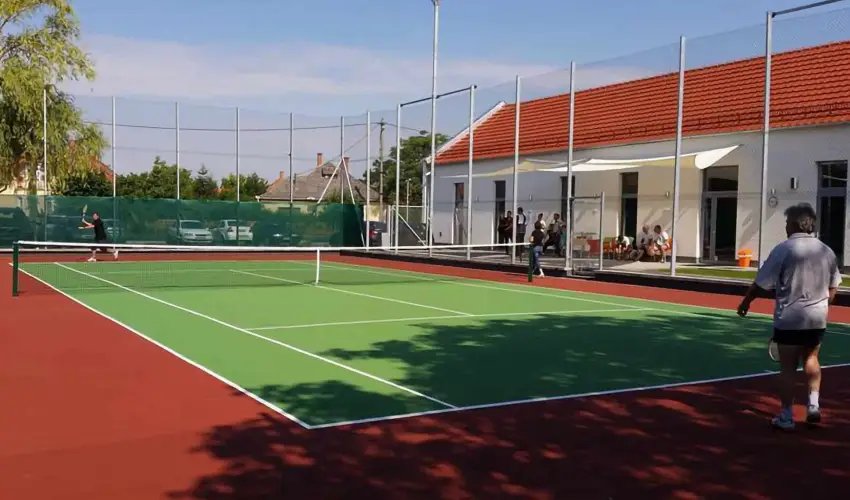 Eleven Business & Sport Hotel J�sz�roksz�ll�s - Valentin napi akci� reggelis ell�t�ssal (1 �jt�l)