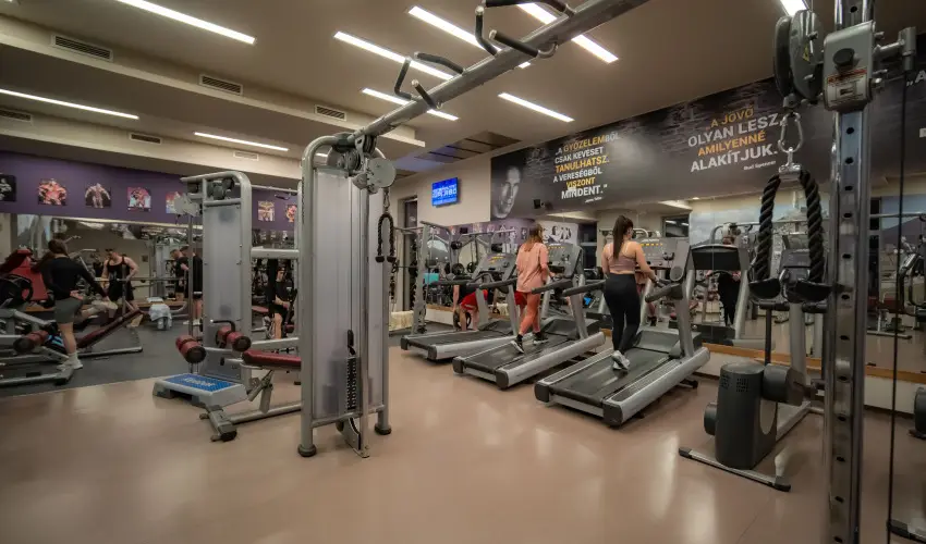 Eleven Business & Sport Hotel J�sz�roksz�ll�s - Valentin napi akci� reggelis ell�t�ssal (1 �jt�l)