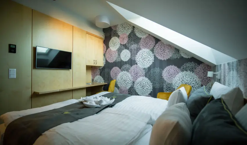 Eleven Business & Sport Hotel J�sz�roksz�ll�s - Valentin napi akci� reggelis ell�t�ssal (1 �jt�l)