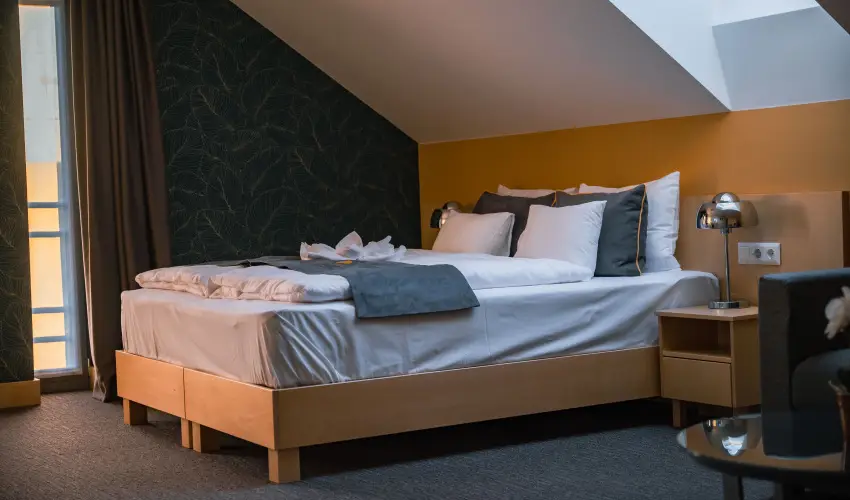 Eleven Business & Sport Hotel J�sz�roksz�ll�s - Valentin napi akci� reggelis ell�t�ssal (1 �jt�l)