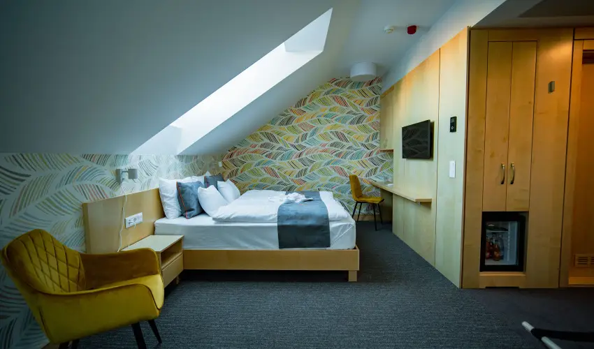 Eleven Business & Sport Hotel J�sz�roksz�ll�s - Valentin napi akci� reggelis ell�t�ssal (1 �jt�l)