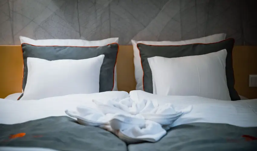 Eleven Business & Sport Hotel J�sz�roksz�ll�s - Valentin napi akci� reggelis ell�t�ssal (1 �jt�l)