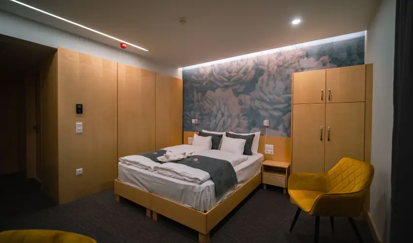 Eleven Business & Sport Hotel J�sz�roksz�ll�s - Valentin napi akci� reggelis ell�t�ssal (1 �jt�l)