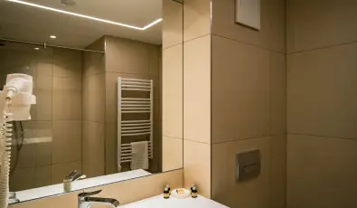 Eleven Business & Sport Hotel J�sz�roksz�ll�s