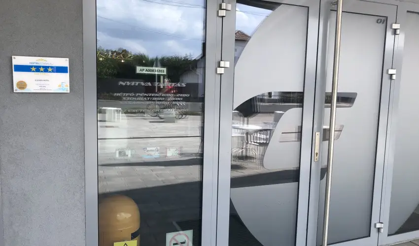 Eleven Business & Sport Hotel J�sz�roksz�ll�s - Valentin napi akci� reggelis ell�t�ssal (1 �jt�l)