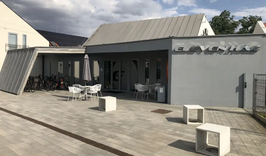 Eleven Business & Sport Hotel J�sz�roksz�ll�s - Valentin napi akci� reggelis ell�t�ssal (1 �jt�l)