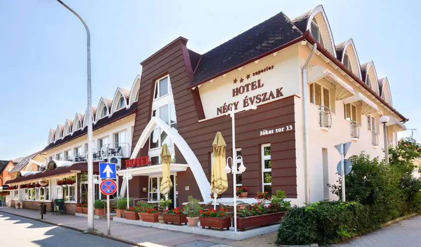Hotel N�gy �vszak Hajd�szoboszl� - Valentin napi romantikus h�tv�ge (min. 2 �j)