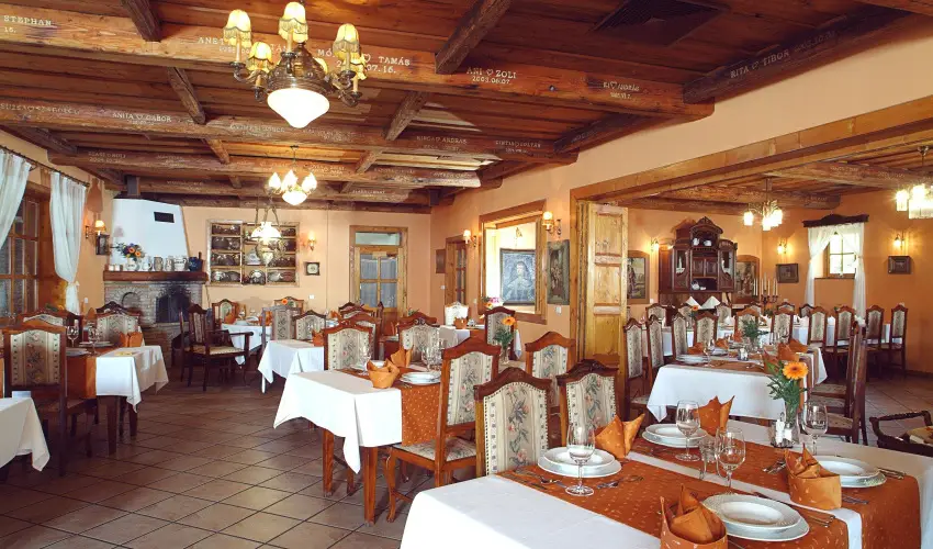 Sz�rcsa Hotel Sz�kesfeh�rv�r - Valentin szerelmes kikapcsol�d�s (min. 2 �j)